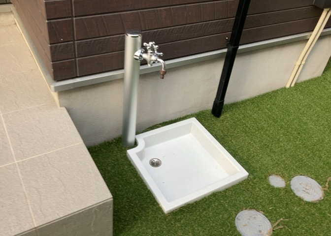 敷地内には、散水栓や立水栓があります。水道水を直接利用できるため、水を運ぶ手間を省くことが出来ます。大量の水を必要とする洗車作業や清掃などに役立ちます。その他設備とあわせて、現地でご確認ください。