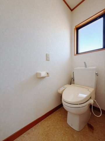■トイレ｜自然光が入る落ち着いた空間で1階と2階にトイレがございます♪ついつい長居してしまいますね♪