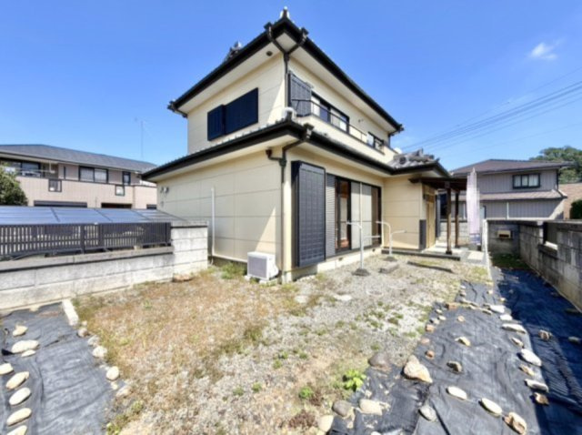 ■外観｜南西側のお庭なので暗くなりがちな夕方も明るい印象にしてくれます♪道路から離れたお庭なのでお子様が外で遊ぶ際も安心です♪リビングからお庭が見える子育て世帯にも嬉しい設計です♪