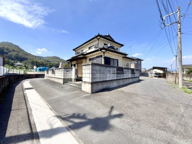 ■外観｜角地に位置しているため開放感があり、日当たりや風通しも良好で、快適な生活環境が整っています♪