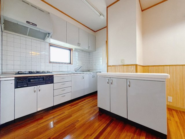 ■キッチン｜大きなお鍋や調理用具のも出し入れラクラクな収納がたっぷり！毎日使う場所だからこそ、無理のない姿勢で作業できるのは嬉しいポイントですね(*＾＾*)♪