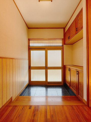 ■玄関｜毎日の「いってらっしゃい」や「お帰りなさい」を大切なご家族と過ごす玄関は〈使いやすさ〉を追求しております。玄関横の物入は急な来客時でもさっとお片付けできるスペースを確保しています。