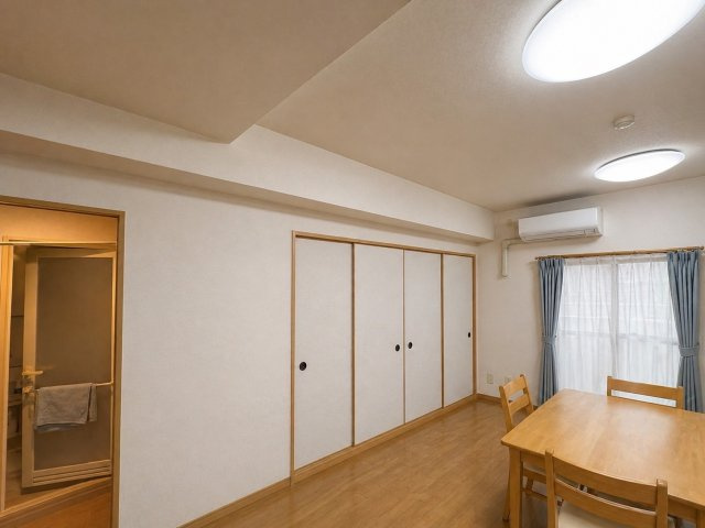 ナチュラルでとやわらかな色合いの内装で落ち着いた雰囲気のリビング空間。ダイニングテーブルを置いてもゆとりがあり、家族での団らんにもぴったりです。和室と合わせて使うことで広々とした空間としても活用可能。