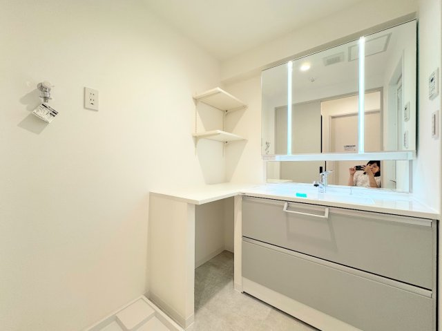 ◆毎日使う場所だから、機能的で使いやすさに配慮したパウダールーム。すっきりと使えるように収納も豊富にご用意しています。