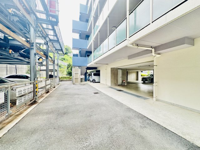 月額2、000円～利用できる敷地内駐車場を全戸分確保。近隣相場と比べても低い価格設定で毎月の固定費を抑えられます。通勤や週末のお出かけが多いアクティブなご家族にぴったりな住環境です。　　