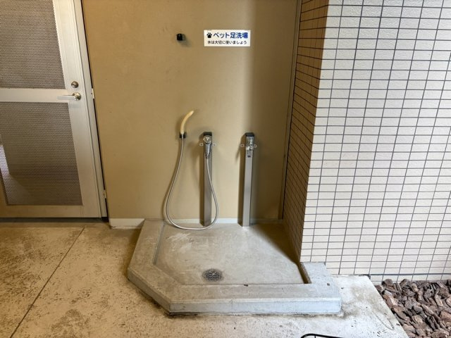 ペット足洗い場を完備。お散歩帰りの足元の汚れをきれいに落としてから、室内へ入れることができます。