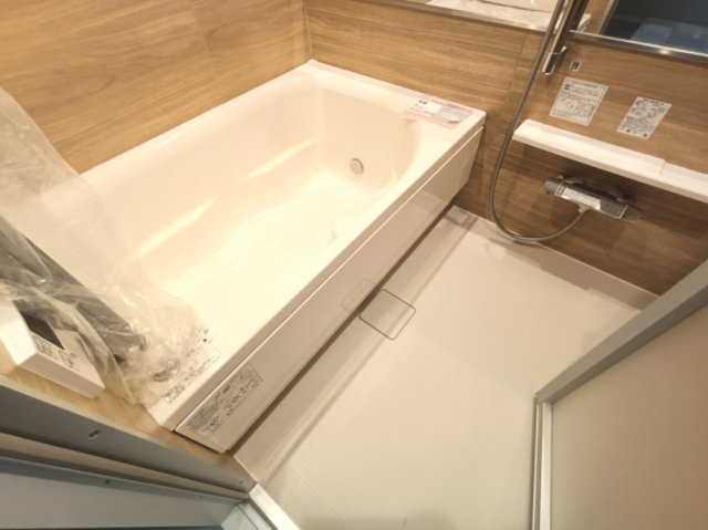 【浴室】　ゆったりと足を伸ばせる浴槽なので、一日の疲れをしっかり癒すことができます。
