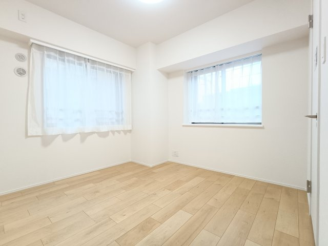 【洋室約6.0帖】　広々とした洋室。主寝室や子ども部屋にいかがでしょうか？