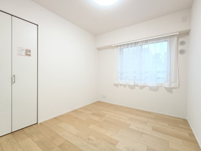 【洋室約5.0帖】　お子様の心と身体を見守る子供部屋として、思春期のプライバシーを重視したり、成長に合わせて机やベッドを自由にレイアウトできます。