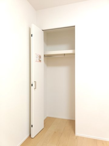 【洋室約5.0帖　収納】　クローゼット付きで、衣類等の収納に役立ちます。