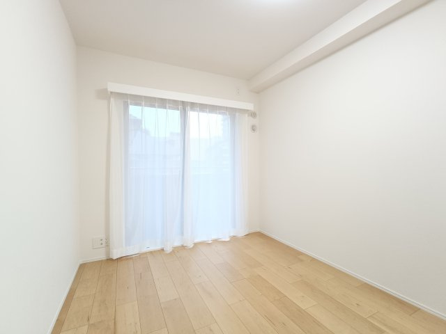 【洋室約5.5帖】　プレーンな空間を自分のスタイルに染める。いつまでも快適に暮せる住まいへ。