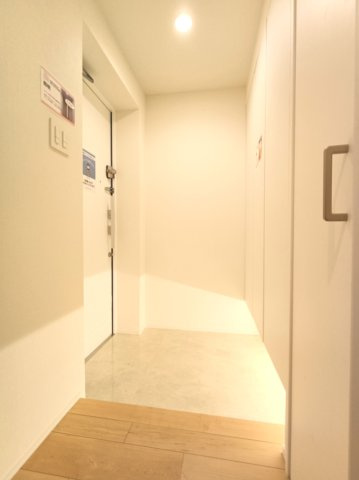 【玄関】　白でまとめられた清潔感のある玄関。住戸の顔として、いつでも整えておきたい空間に嬉しい大容量の収納がございます。