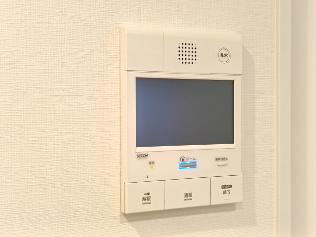 【TVモニター付きインターホン】　訪問者の顔を見ることができるので、安心してドアを開けられます。