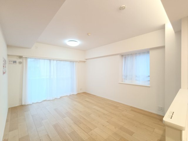 【LDK約13.7帖】　大きな窓からたっぷりと陽光が差し込み、明るく開放的な住空間が広がります。