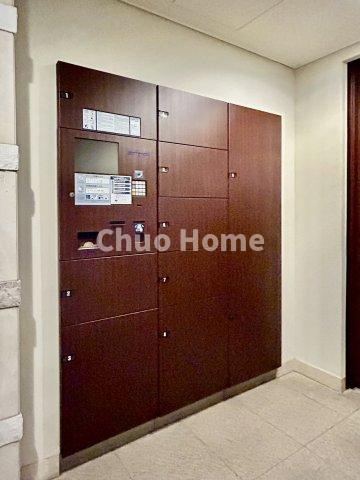 【宅配ボックス】在宅時・不在時に関わらず、居住者の代わりに非対面で宅配物を受け取ってくれる便利な設備です。わかりやすくご説明致しますので見学時にはお部屋だけではなく共用部分もぜひチェックしてください。