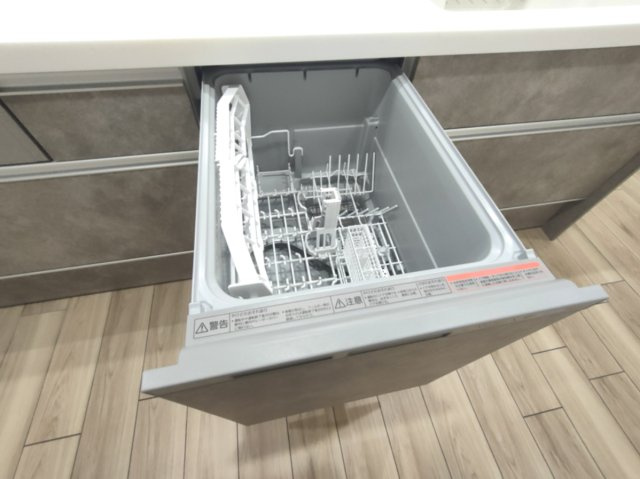 【食洗機】　手肌に優しく、家事の時短にもなる食洗機を完備。
