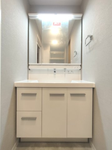 【独立洗面化粧台】　洗面台は三面鏡になっているので、身だしなみを確認しやすくて便利です！鏡の裏面には収納スペースがあるので、石鹸やスキンケア用品、メイク道具をしまうことができます。