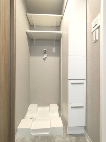 【室内洗濯機置き場】　上部の可動棚にランドリーグッズなどを収納できます。
