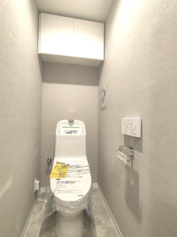 【トイレ】　洗浄機能付きトイレ。上部には収納付で、トイレットペーパー等、買い置きもしやすそうです。