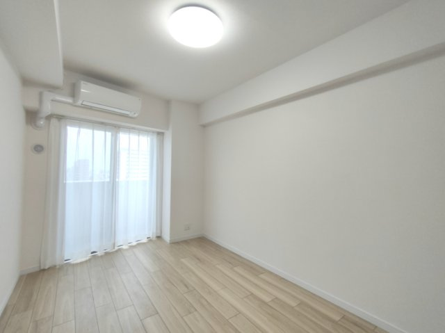 【洋室約6.7帖】　バルコニーに面した明るいお部屋です。陽気に楽しみ、やすらぐ室内。