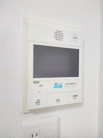 【TVモニター付きインターフォン】　訪問者の顔を見ることができるので、安心してドアを開けられます。