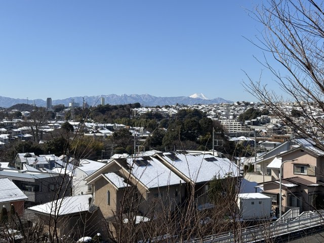 富士山を望むリビングからの眺望。前面に建物がないため、素晴らしい眺めです。