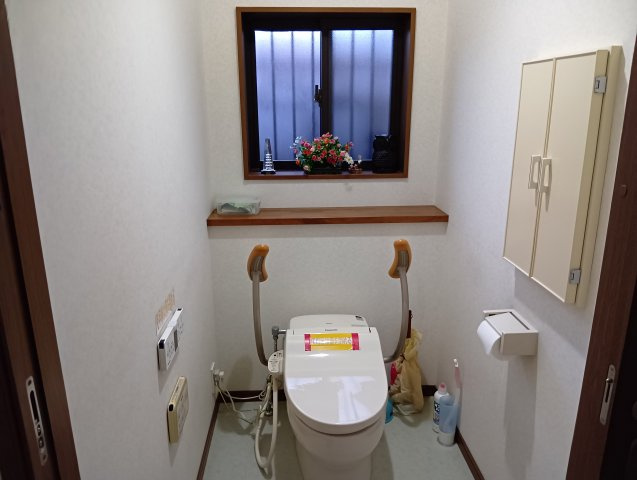 トイレには窓があり明るい室内です。収納スペースがありストックをしまっておけて便利です。