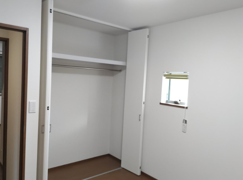 荷物をしまってお部屋を広く使う事が出来ます。バーがあるので洋服をかけて収納しておけます。