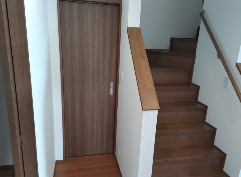ホワイトとブラウンの色合いがオシャレです。安全に配慮したかね折れ階段です。階段には手摺があり安心です。