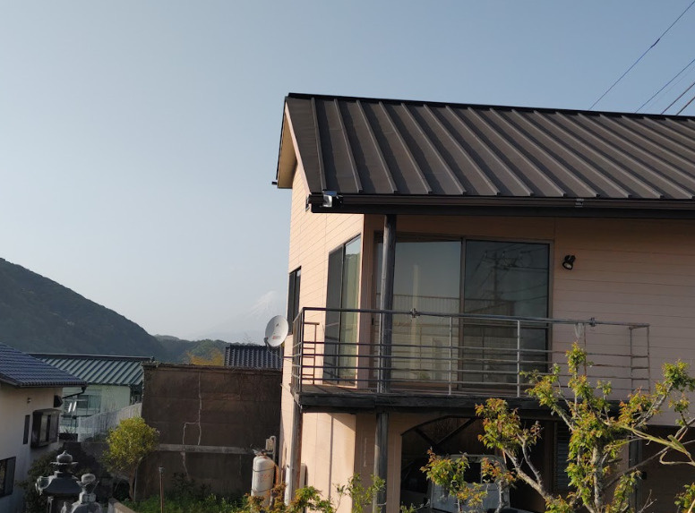 高台に位置しています。眺望が素晴らしくリビングから富士山・城山が見えます。