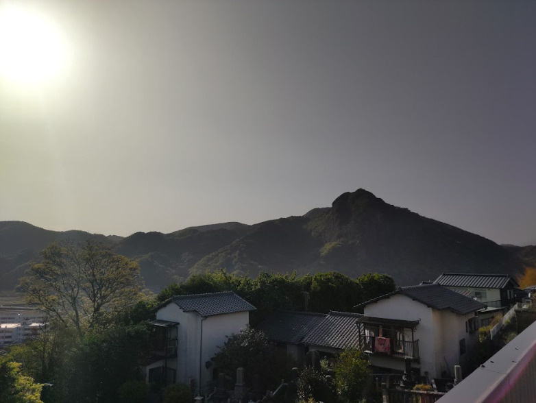 高台に位置しています。眺望が素晴らしくリビングから富士山・城山が見えます。