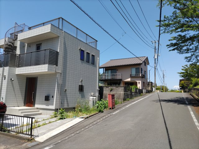 閑静な住宅地に位置しているので静かで落ち着いた雰囲気です。築1年未満・未入居物件です。手入れも行き届いているので、気持ちよく住み始めていただけます。