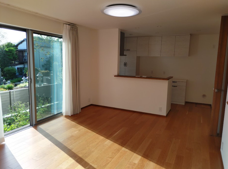 大きな窓があるので部屋にやわらかな陽光が注ぎます。家族が自然に集まるような広さのリビングです。
