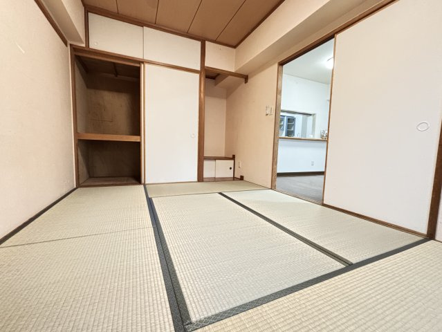 リビング横にはくつろぐ和室がございます。