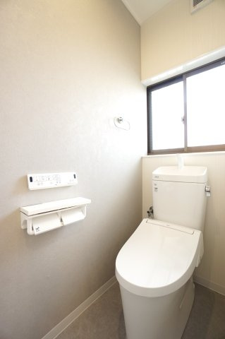 温水洗浄機能付きのトイレになります♪