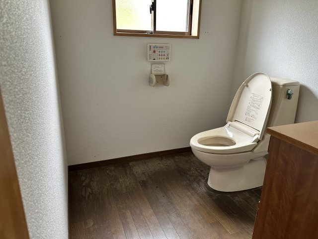 温水洗浄便座を設置しており、窓から換気も行えます