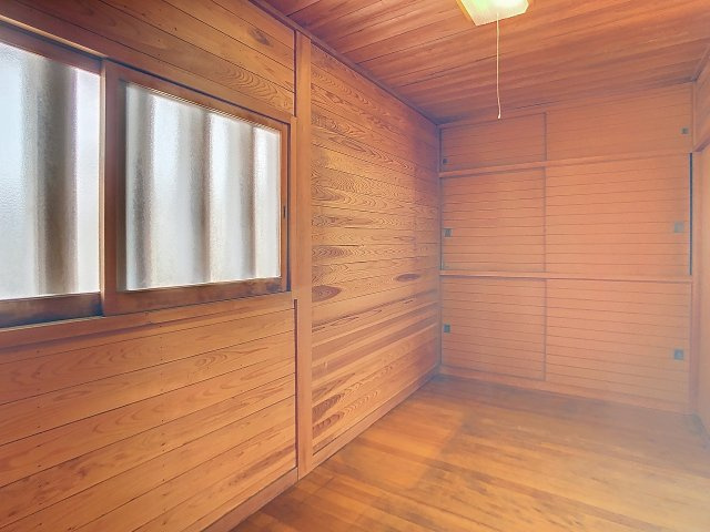 納戸：2階和室横の納戸です。　押入もあるので収納にも困りません。