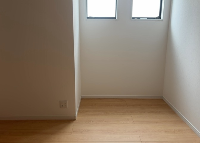 洋室のメリットは重い家具が置きやすく、身の回りが整理しやすいことです。　床がフローリングのため畳とは異なり凹みにくいです。　クローゼットなど収納が豊富で、普段使わない旅行カバンや服の整頓も簡単にです。