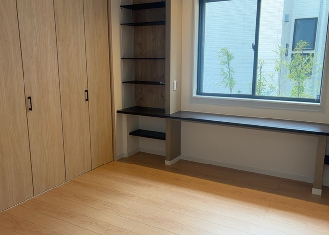 寝室でゆっくりと過ごすためにはベッド周りの適度な空間を担保することや窓の位置、照明の明るさ、寝室の広さなどを考える必要があります。自身や家族の構成とライフスタイルに併せて寝室にする部屋を選びましょう！