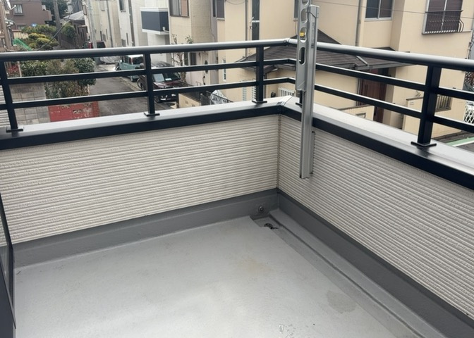 バルコニーは、室外の専用スペースのうち、「屋根がなく開放された空間」であるものを指します。ベランダより広いタイプのものが多く、日当たりもよいため家庭菜園などを楽しみたい人にとって適した環境となります。