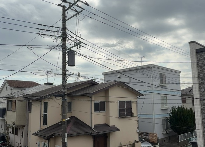 眺望を気にして物件を探す場合、前面に建物が建っていないか現地で確認しましょう！前面に建物があると景色はもちろん、日当たりや風通しにも影響が出てきます。住んだ時のことを想像しながら現地見学をしましょう。