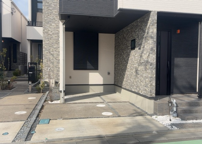 駐車場と明記されていても、最小スペースでつくられた駐車場だと大型車は駐車できなかったり、出入りしにくくなったりする可能性があります。お車のサイズと購入したい物件の駐車場のサイズを現地で確認しましょう。