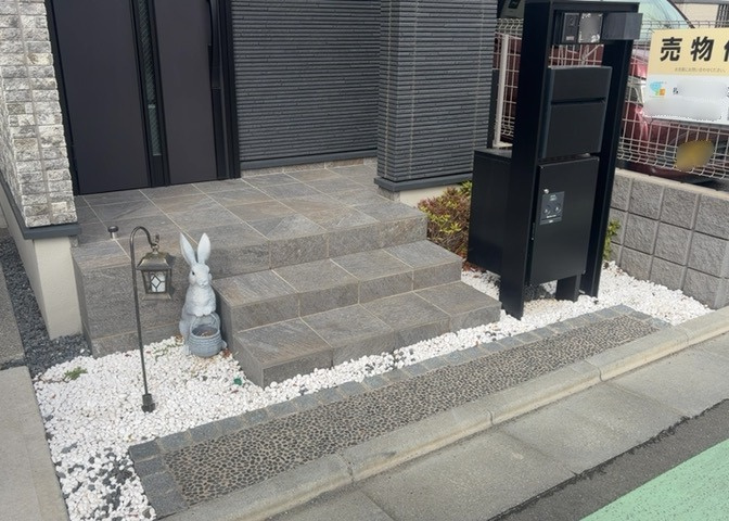 庭があることでガーデニングや家庭菜園はもちろん、こどもの遊び場やペットを放して遊ぶことができます。また、家の周囲に余裕があるということです。隣地との間があれば、十分な日当たりと、風通しが確保できます。