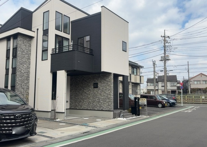 住宅用の土地では前面道路に2m以上接していなければならないと法律で定められています。しかし、お持ちの車のサイズやライフスタイルなどにより、2mでは利便が悪い場合もございますので、事前に確認しましょう。