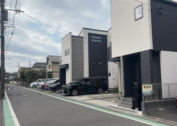 お持ちの車種によっては前面道路が広い方が便利でしょう。しかし、前面道路が広ければその分交通量が多くなるため、騒音などが気になる場合があります。実際に現地を見学し、周辺交通量や騒音などを確認しましょう！