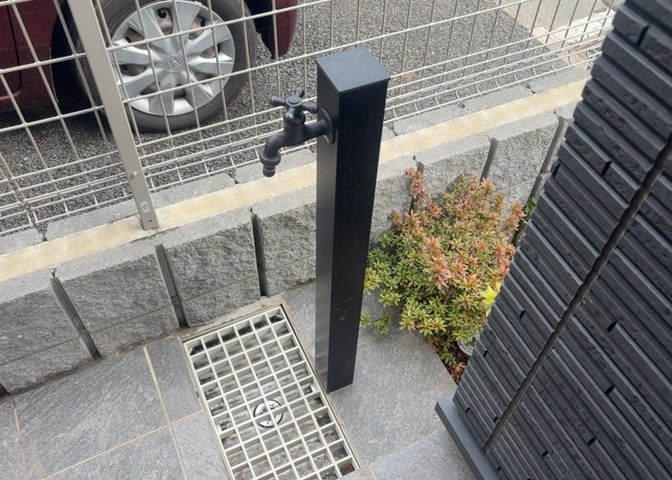 敷地内に散水栓や立水栓があると便利です。水道水を直接利用できるため、水を運ぶ手間を省くことが出来ます。大量の水を必要とする洗車作業や清掃などに役立ちます。その他設備とあわせて、現地でご確認ください。