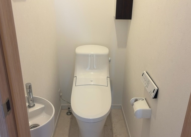トイレは大きさや形、機能、抗菌性などが異なる多種多彩なタイプが各メーカーから出ています。それぞれに良さがあるため、事前にどういったタイプのトイレがいいのかをご家庭内で決めて、内見に行くといいでしょう。