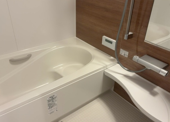 入浴時の快適さも大事なことですが、綺麗な状態を維持できなければ気持ちよく入浴できません。毎日の掃除が楽という点は大事なポイントになります！カビが生えにくく掃除がしやすい、壁や浴槽を選ぶといいでしょう。