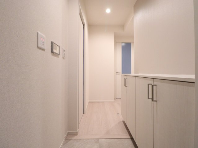 【玄関】白を基調とした明るく綺麗な玄関です☆