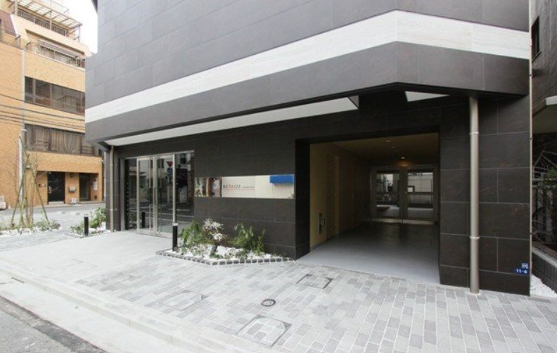 オートロックを備えたエントランスが居住者の安心をサポート。洗練されたデザインと落ち着いた空間演出が、住まう方やゲストを上質に迎え入れます。